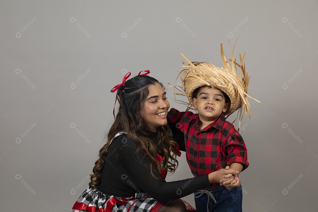 Linda mãe ao lado de filho celebrando festa junina