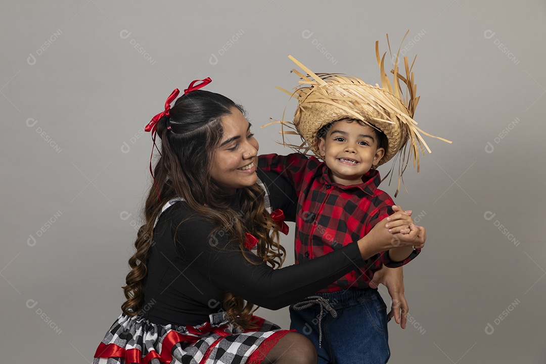 Linda mãe ao lado de filho celebrando festa junina