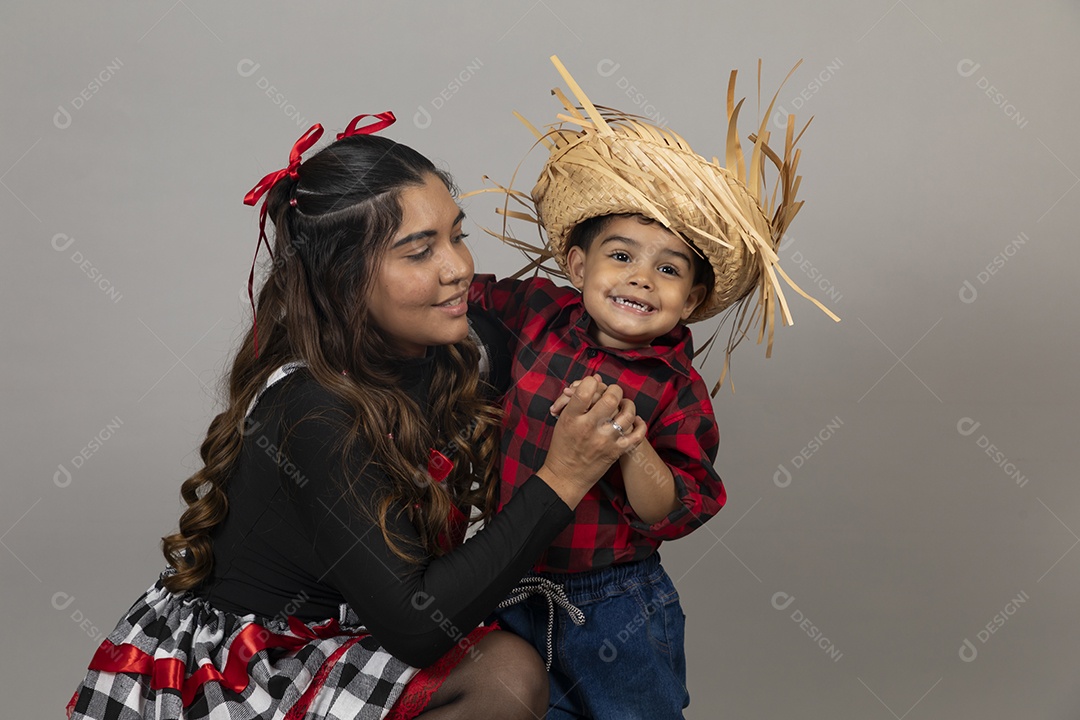 Linda mãe ao lado de filho celebrando festa junina