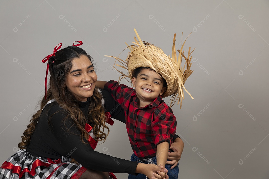 Linda mãe ao lado de filho celebrando festa junina