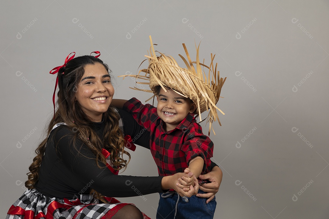 Linda mãe ao lado de filho celebrando festa junina