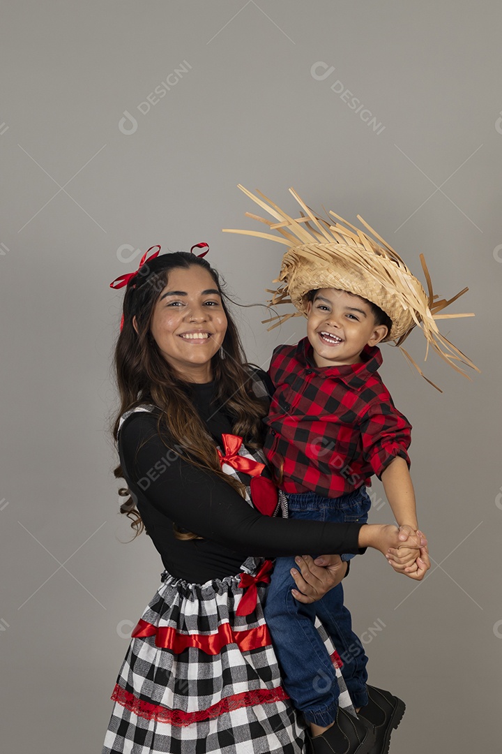 Linda mãe ao lado de filho celebrando festa junina