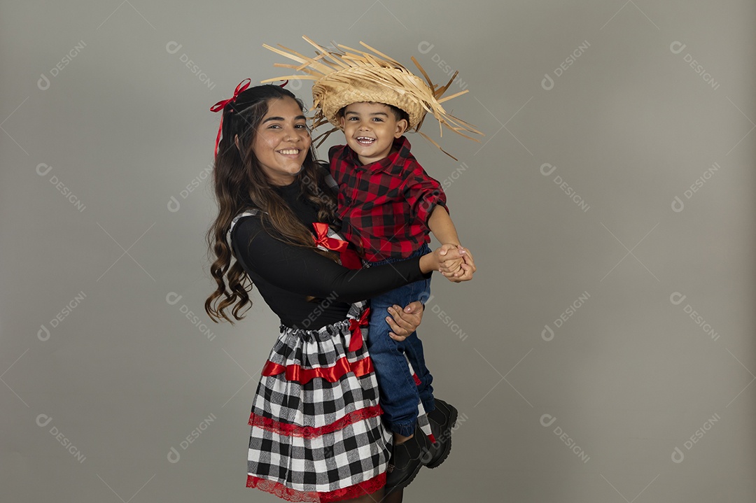 Linda mãe ao lado de filho celebrando festa junina