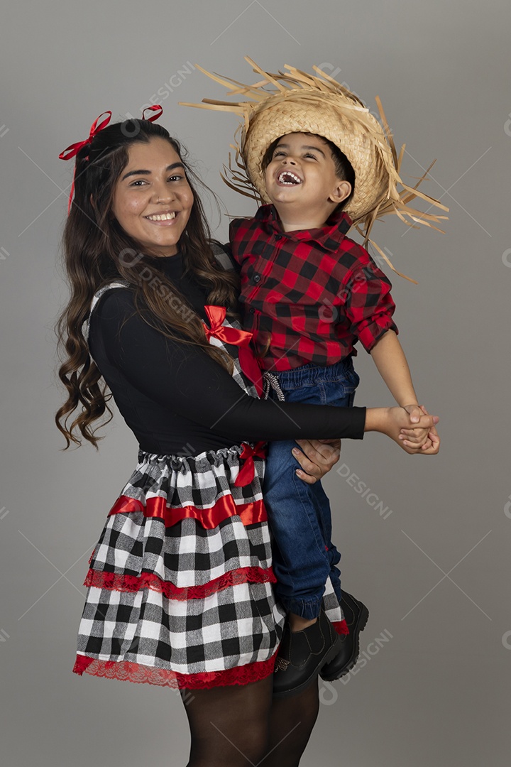 Linda família celebrando festa junina
