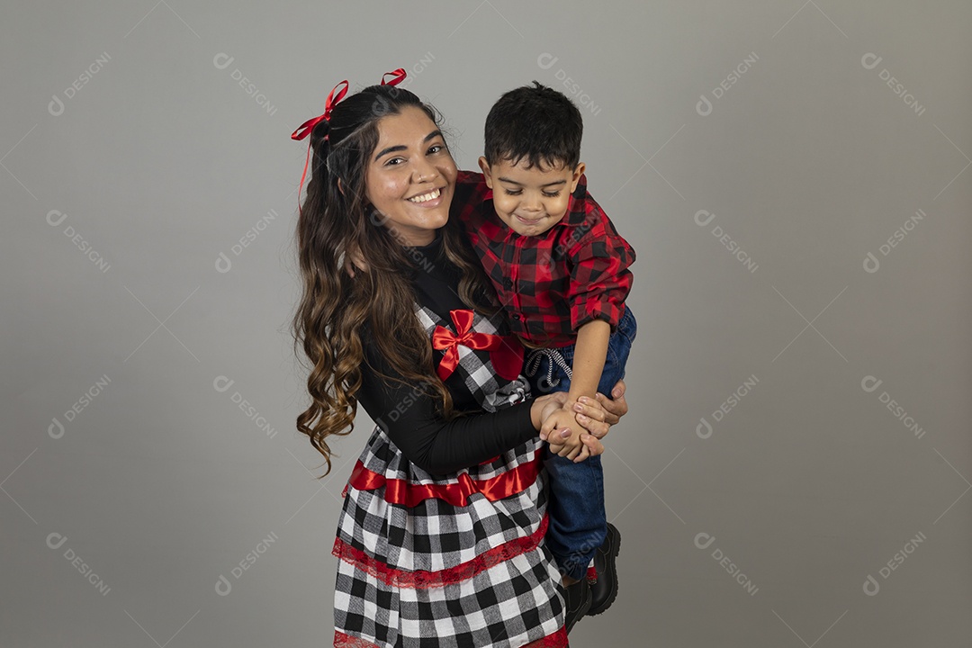 Linda mãe ao lado de filho celebrando festa junina