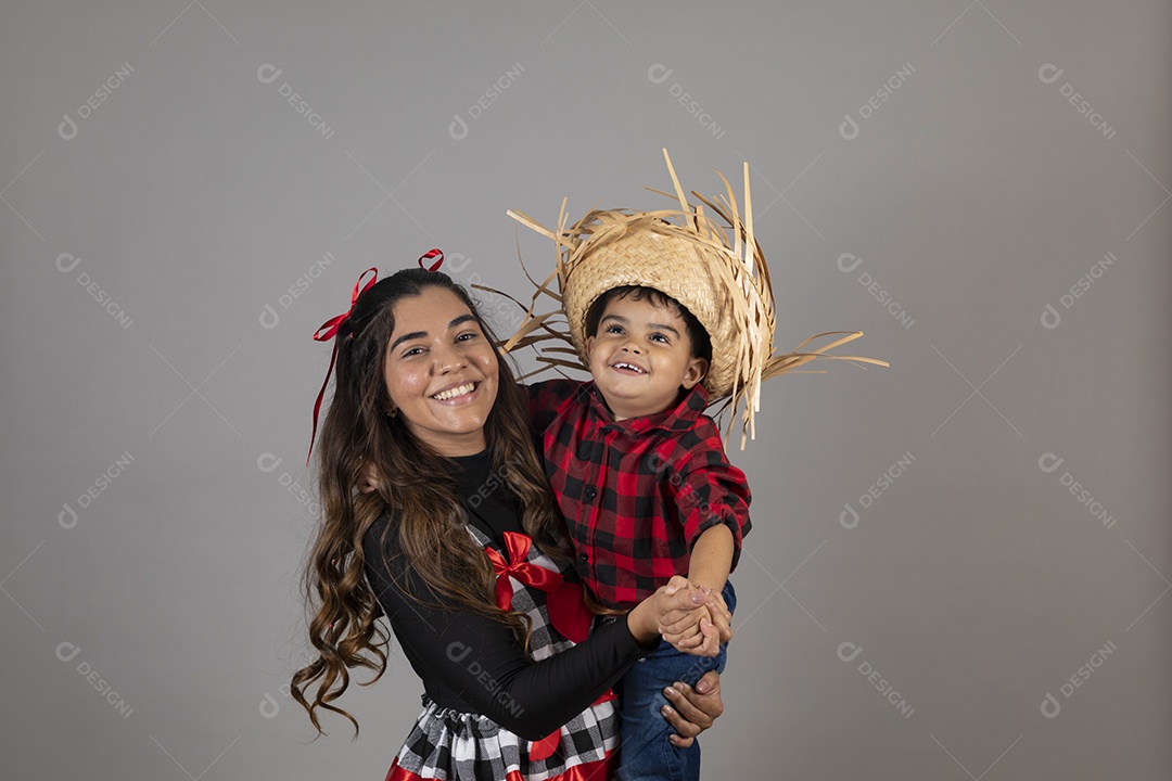 Linda mãe ao lado de filho celebrando festa junina