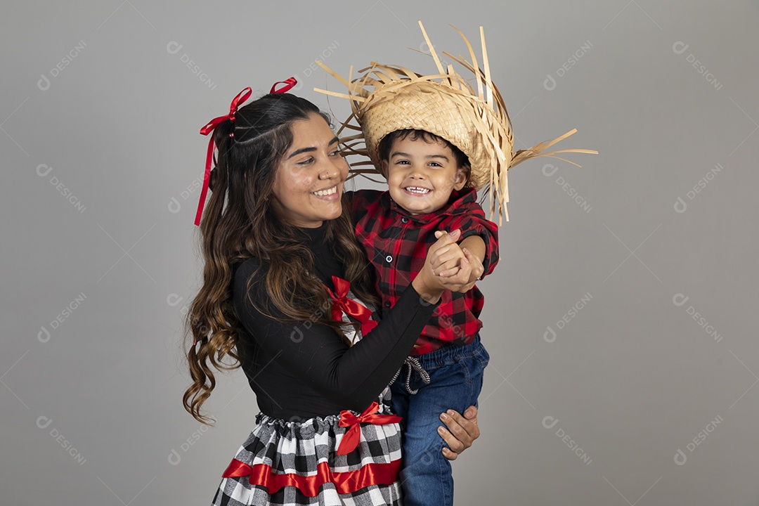 Linda mãe ao lado de filho celebrando festa junina