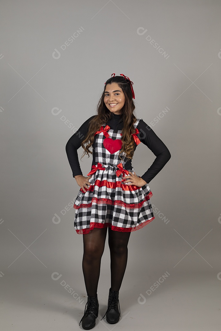 Linda mulher jovem usando roupas típicas de festa junina sobre fundo isolado