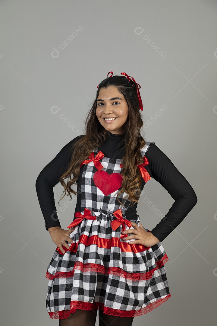 Linda mulher jovem usando roupas típicas de festa junina sobre fundo isolado