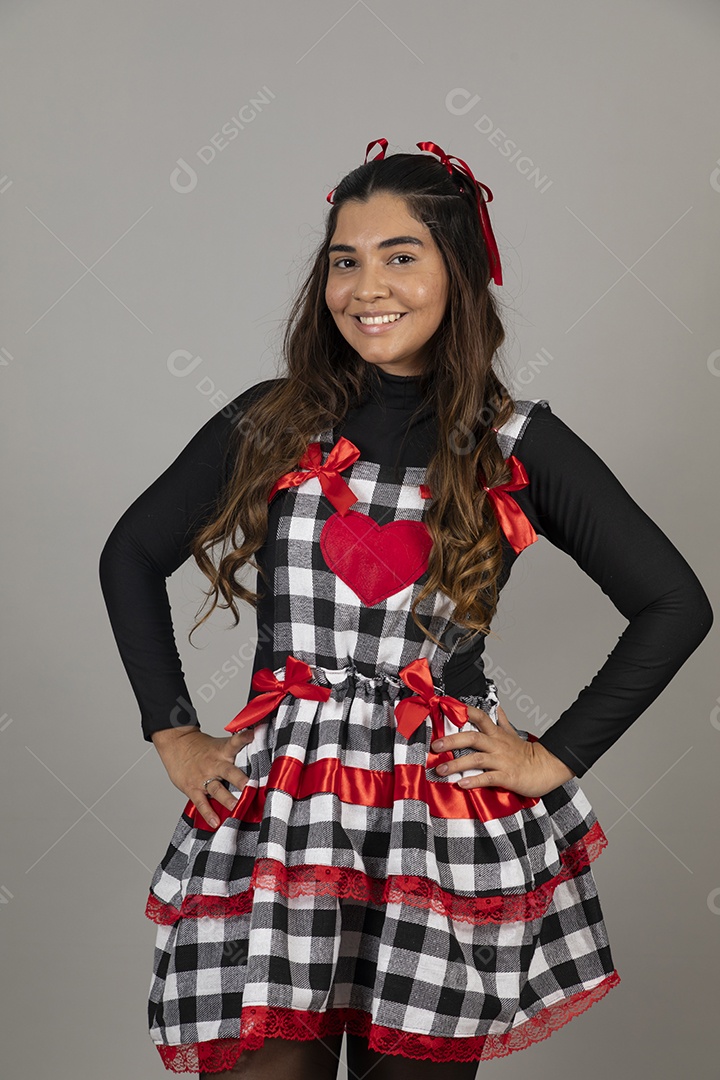 Linda mulher jovem usando roupas típicas de festa junina sobre fundo isolado