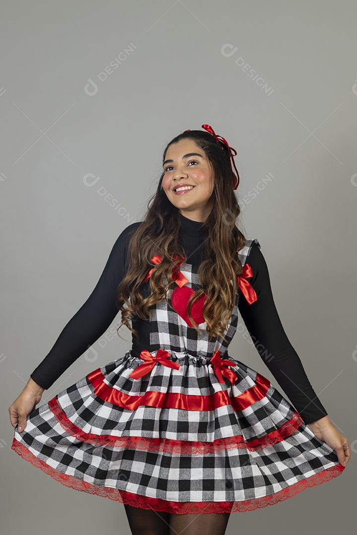 Linda mulher jovem usando roupas típicas de festa junina sobre fundo isolado