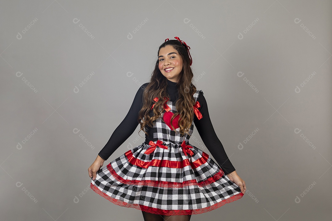 Linda mulher jovem usando roupas típicas de festa junina sobre fundo isolado