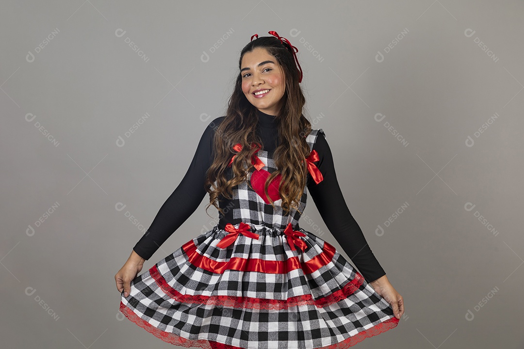 Linda mulher jovem usando roupas típicas de festa junina sobre fundo isolado