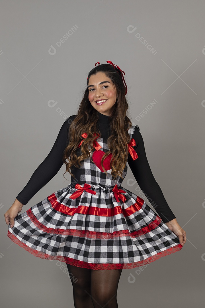 Linda mulher jovem usando roupas típicas de festa junina sobre fundo isolado