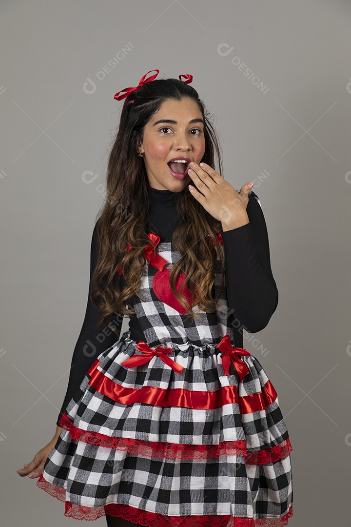 Linda mulher jovem usando roupas típicas de festa junina sobre fundo isolado