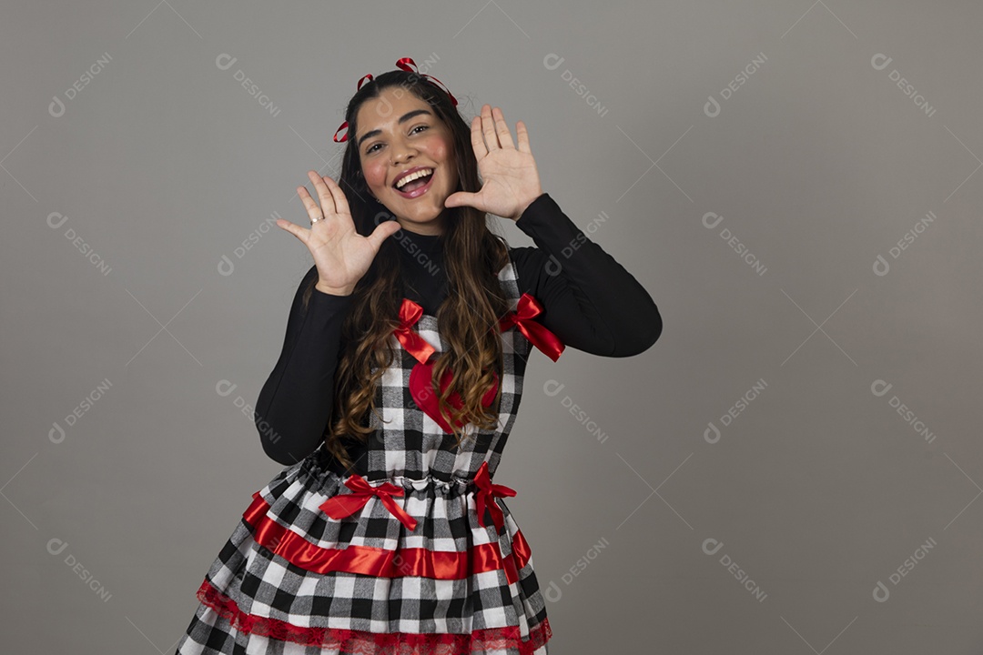 Linda mulher jovem usando roupas típicas de festa junina sobre fundo isolado