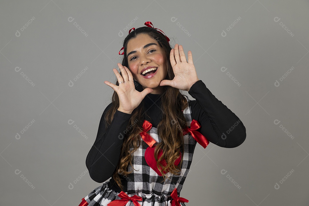 Linda mulher jovem usando roupas típicas de festa junina sobre fundo isolado