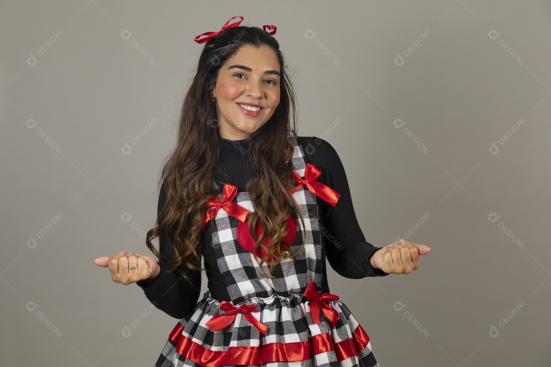 Linda mulher jovem usando roupas típicas de festa junina sobre fundo isolado