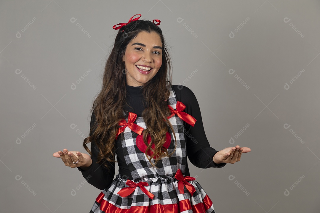 Linda mulher jovem usando roupas típicas de festa junina sobre fundo isolado