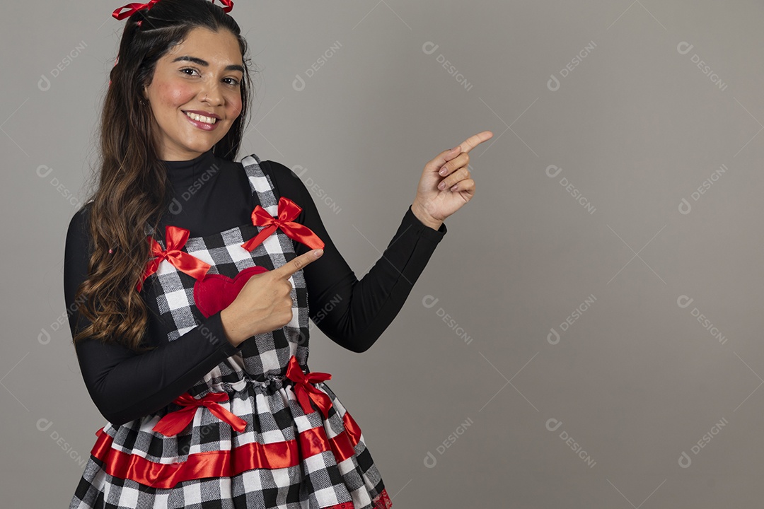 Linda mulher jovem usando roupas típicas de festa junina sobre fundo isolado