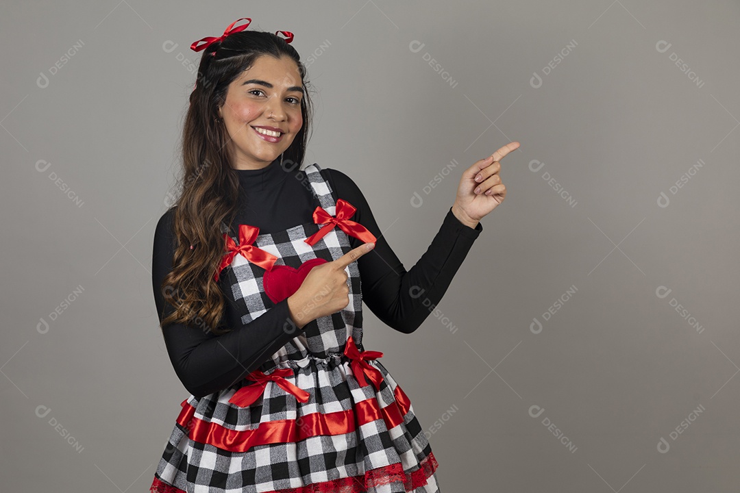 Linda mulher jovem usando roupas típicas de festa junina sobre fundo isolado