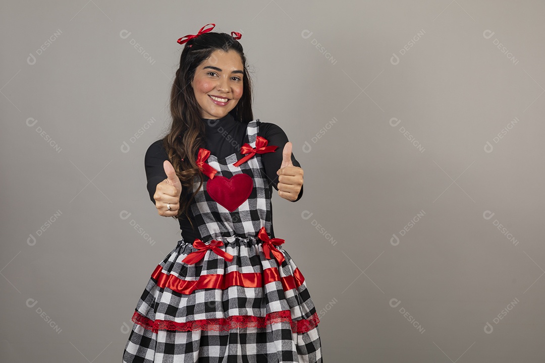 Linda mulher jovem usando roupas típicas de festa junina sobre fundo isolado