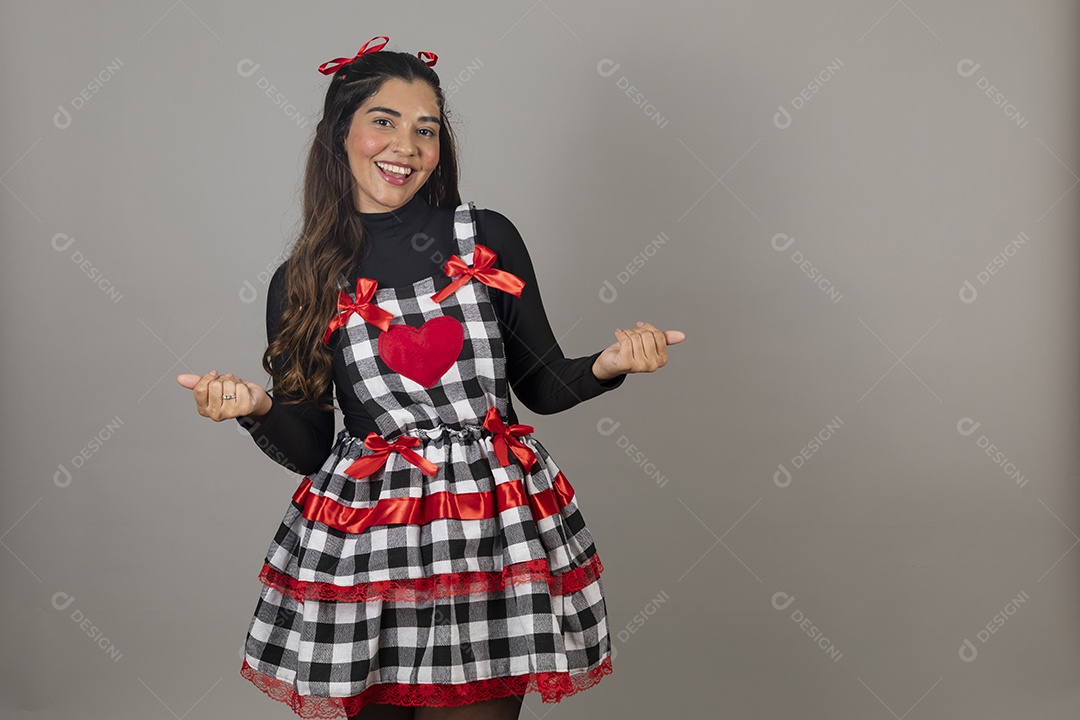 Linda mulher jovem usando roupas típicas de festa junina sobre fundo isolado