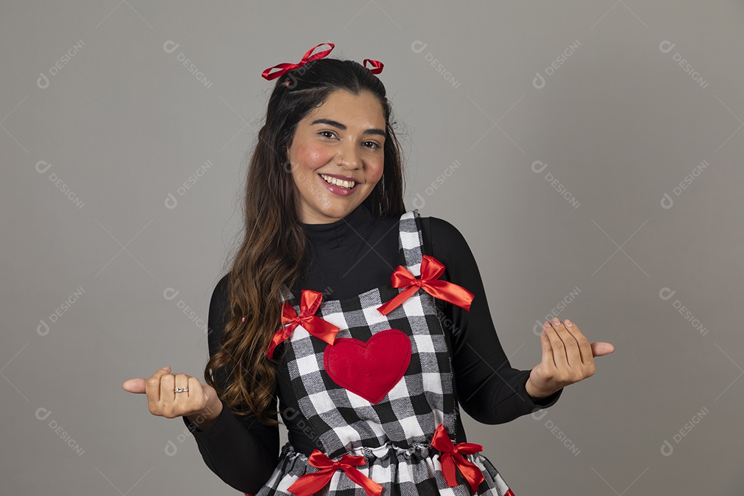 Linda mulher jovem usando roupas típicas de festa junina sobre fundo isolado