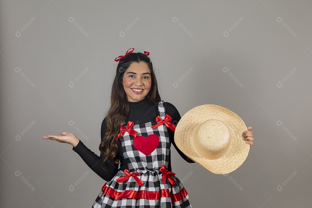 Linda mulher jovem usando roupas típicas de festa junina sobre fundo isolado