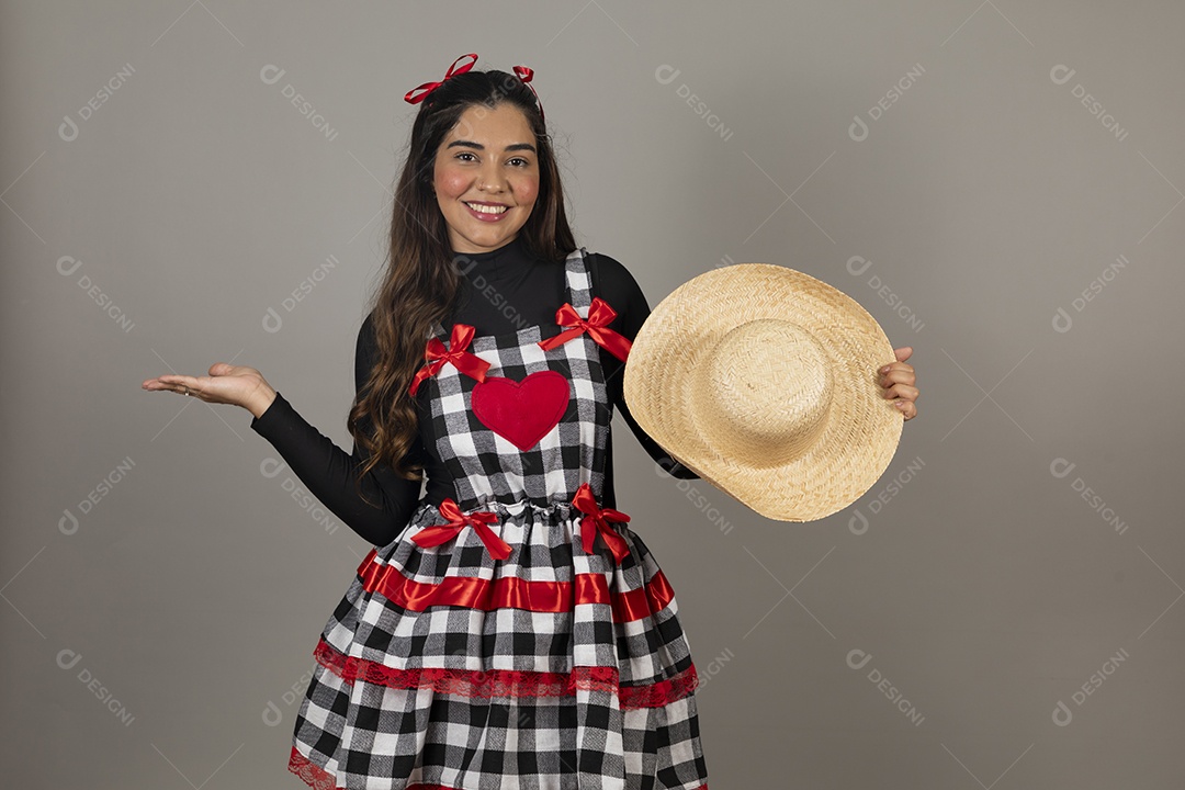 Linda mulher jovem usando roupas típicas de festa junina sobre fundo isolado