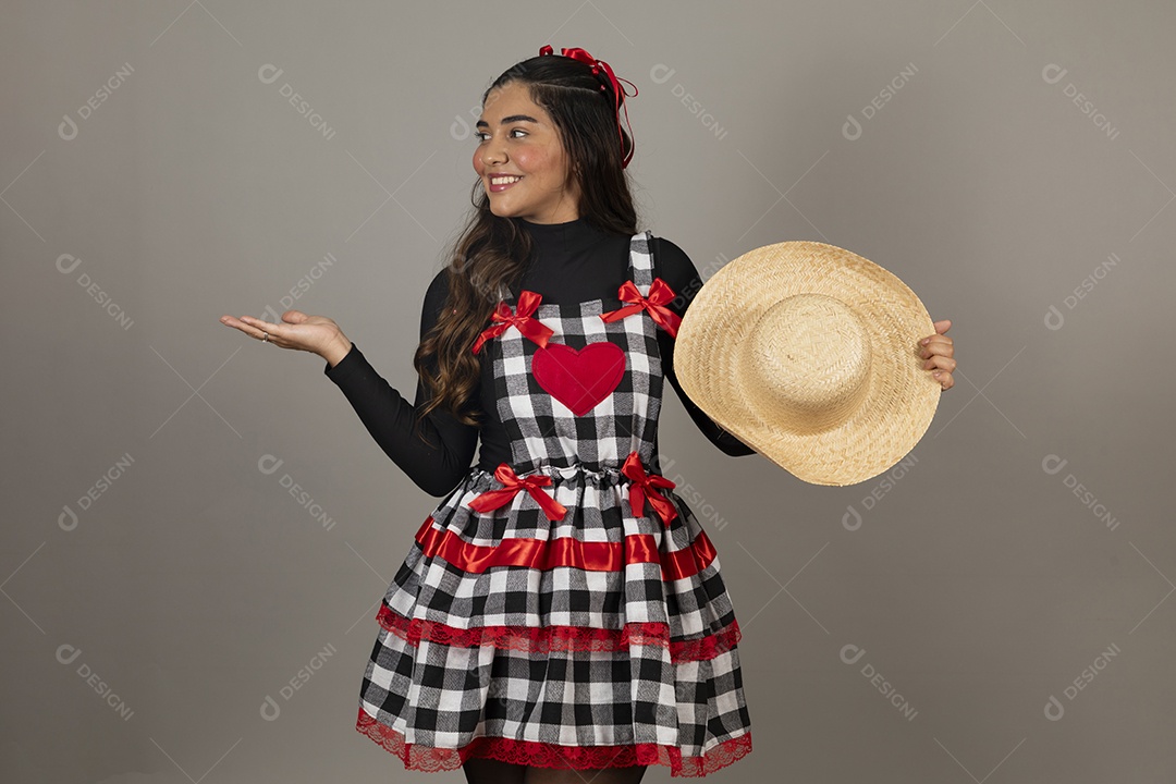 Linda mulher jovem usando roupas típicas de festa junina sobre fundo isolado