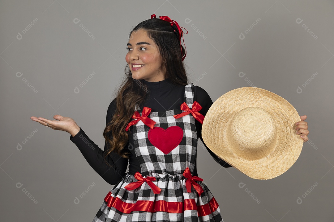 Linda mulher jovem usando roupas típicas de festa junina sobre fundo isolado