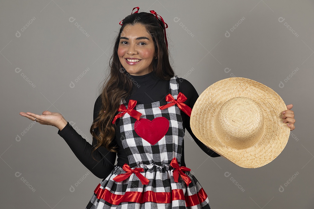 Linda mulher jovem usando roupas típicas de festa junina sobre fundo isolado