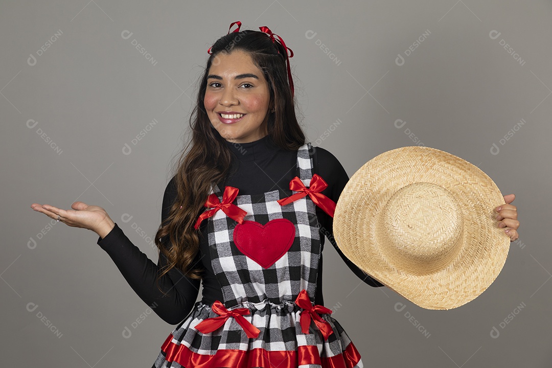Linda mulher jovem usando roupas típicas de festa junina sobre fundo isolado