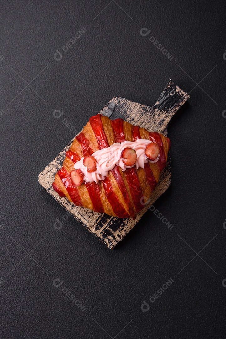 Delicioso croissants em uma mesa de concreto