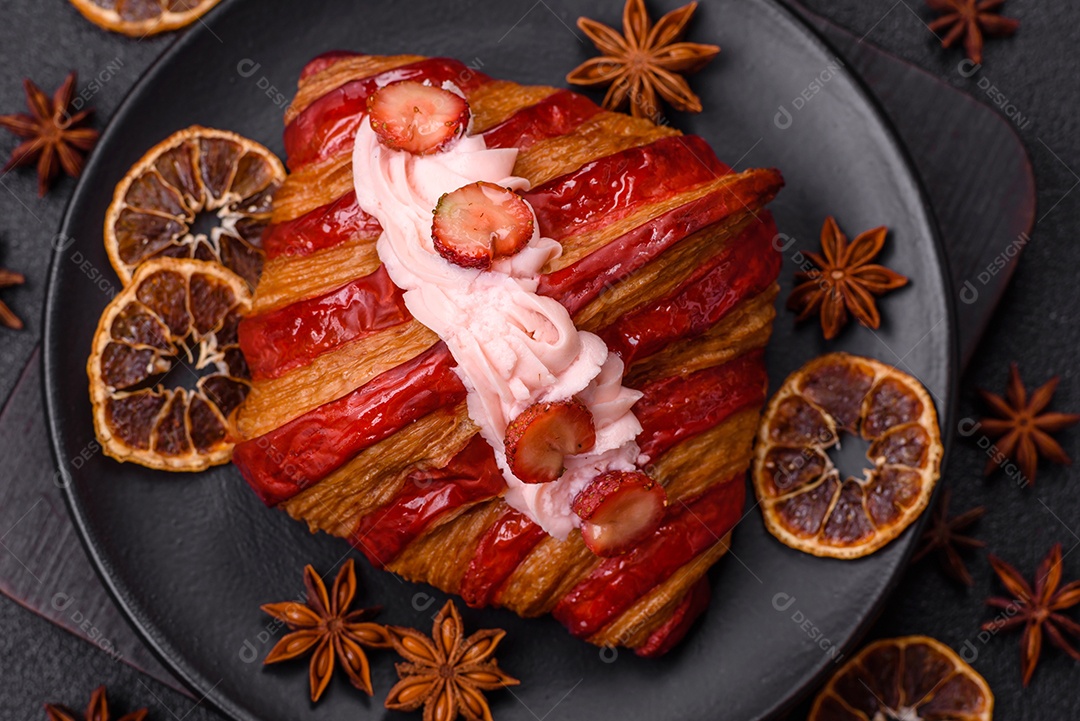 Delicioso croissants em uma mesa de concreto