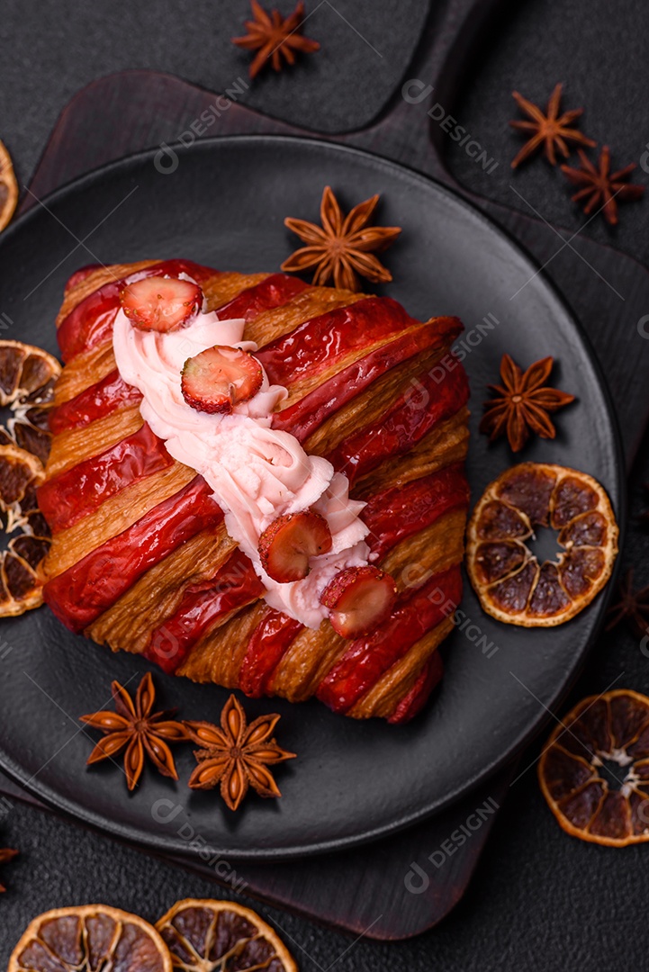 Delicioso croissants em uma mesa de concreto