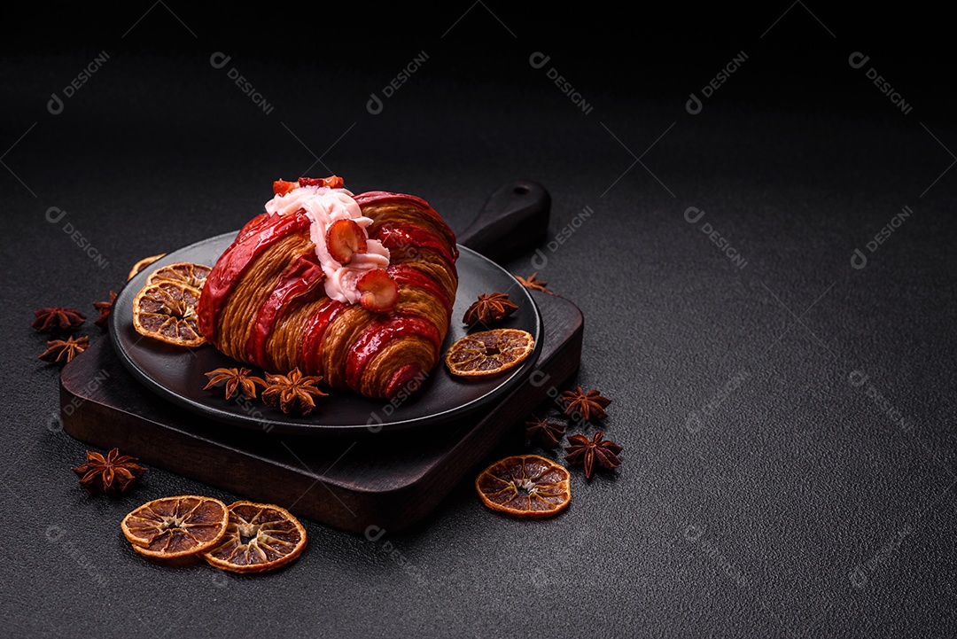 Delicioso croissants em uma mesa de concreto