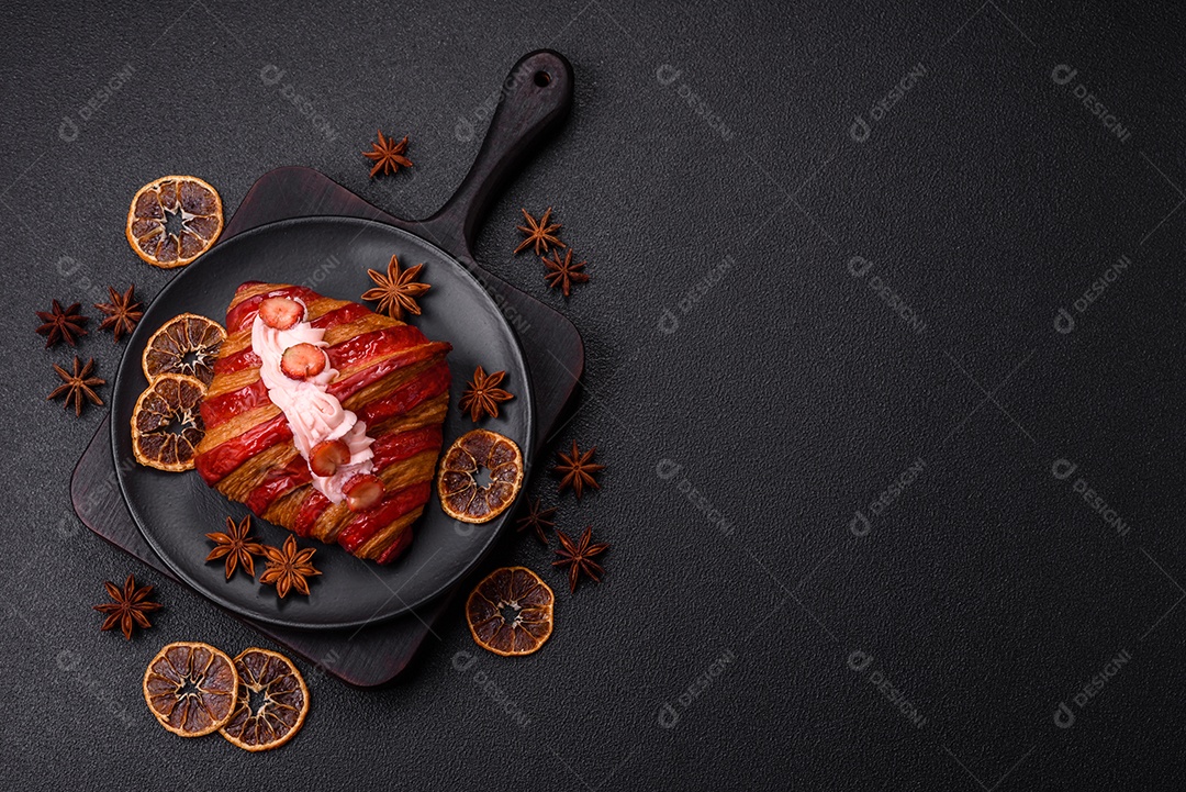 Delicioso croissants em uma mesa de concreto