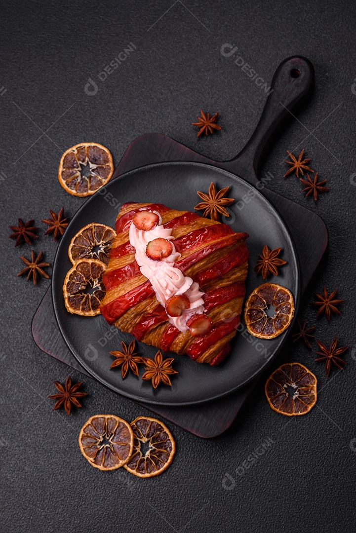 Delicioso croissants em uma mesa de concreto