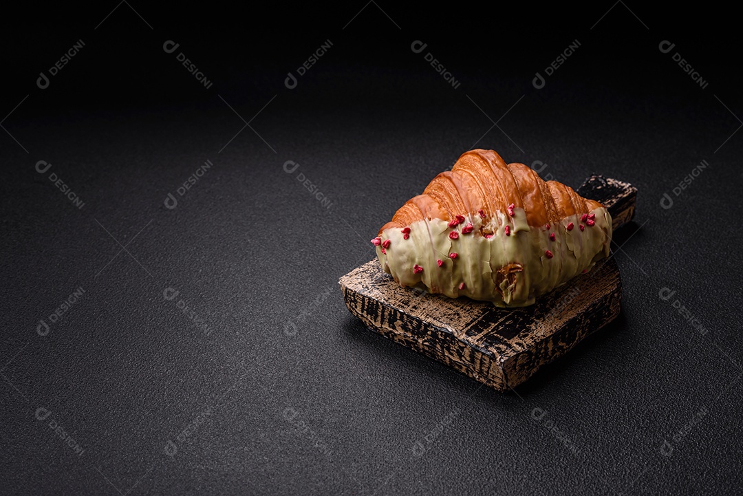 Delicioso croissants em uma mesa de concreto