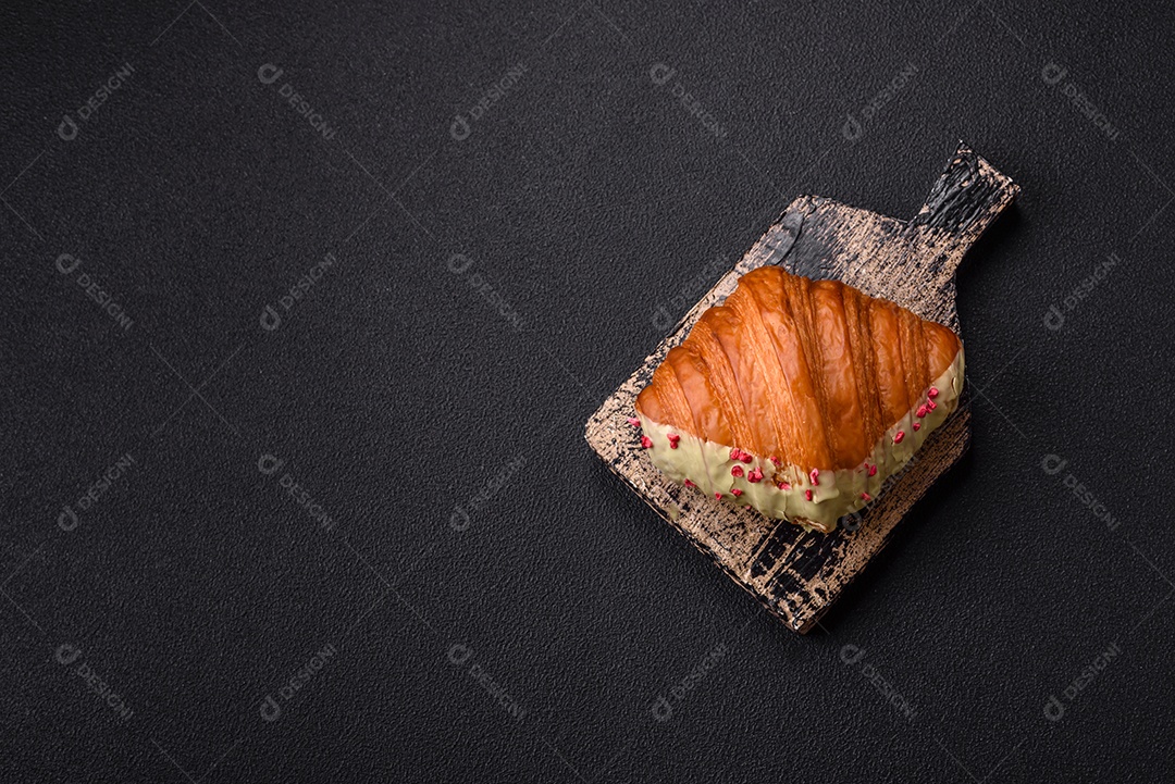 Delicioso croissants em uma mesa de concreto