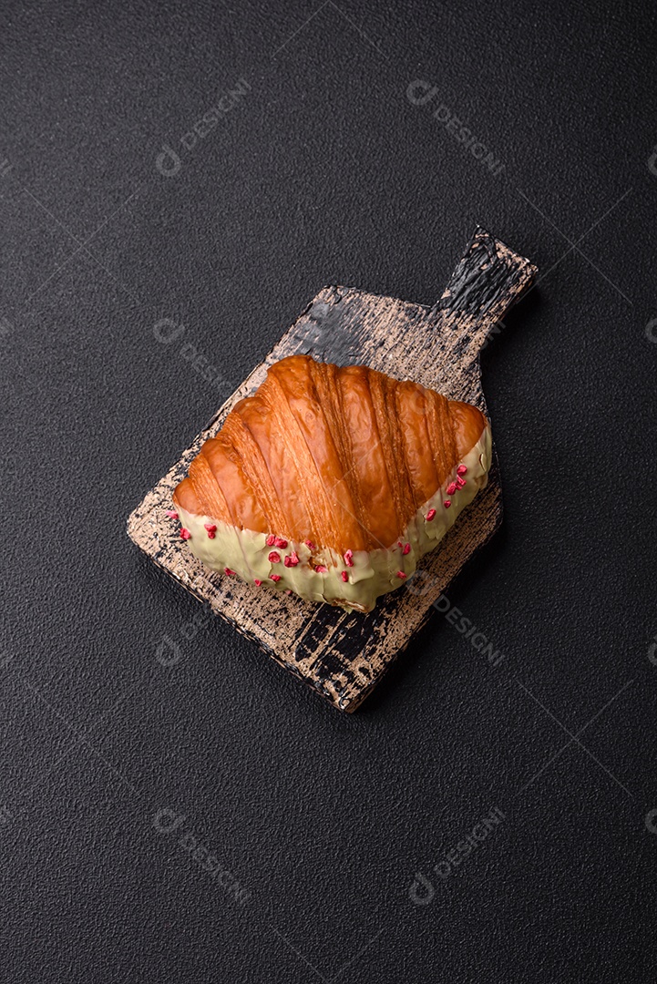Delicioso croissants em uma mesa de concreto