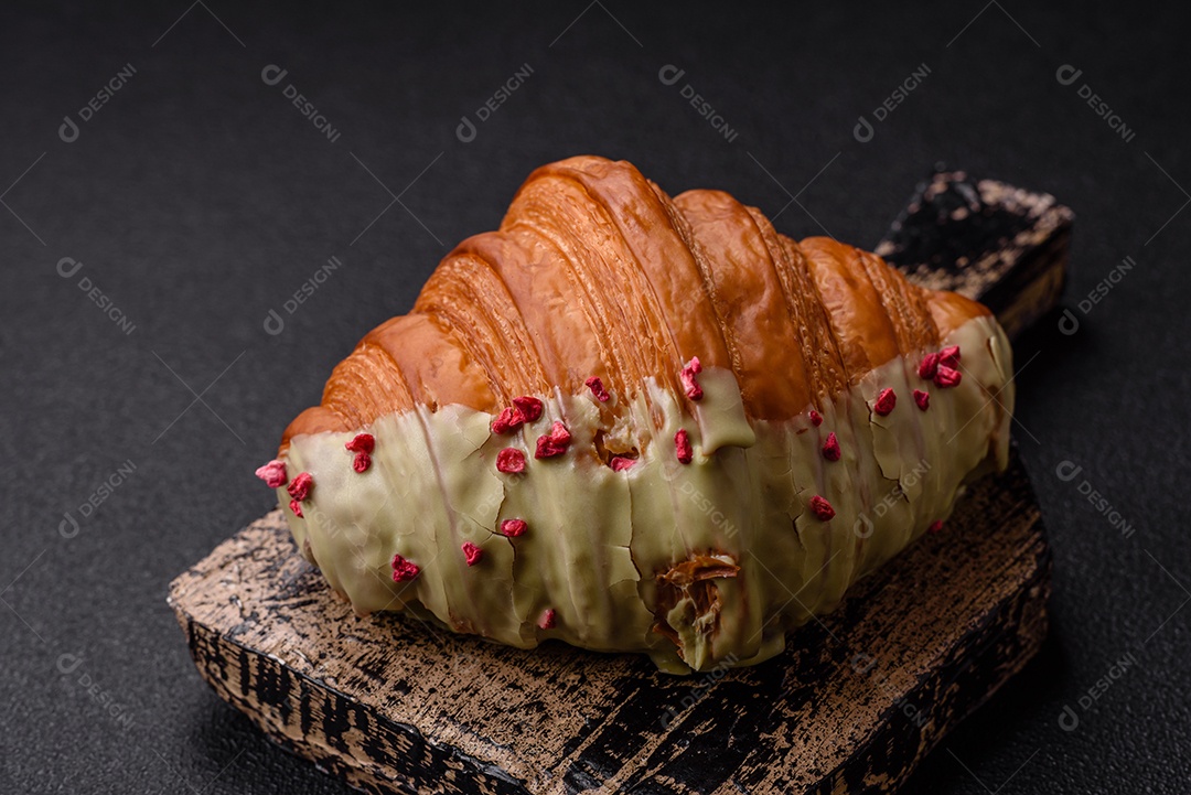 Delicioso croissants em uma mesa de concreto