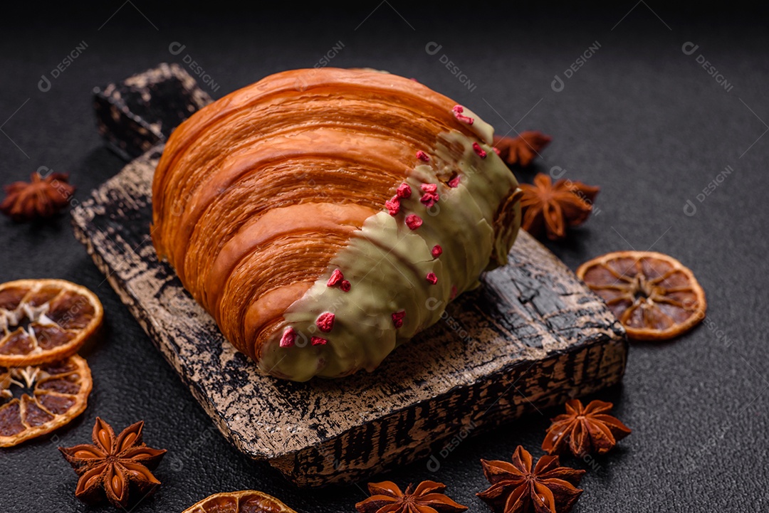 Delicioso croissants em uma mesa de concreto