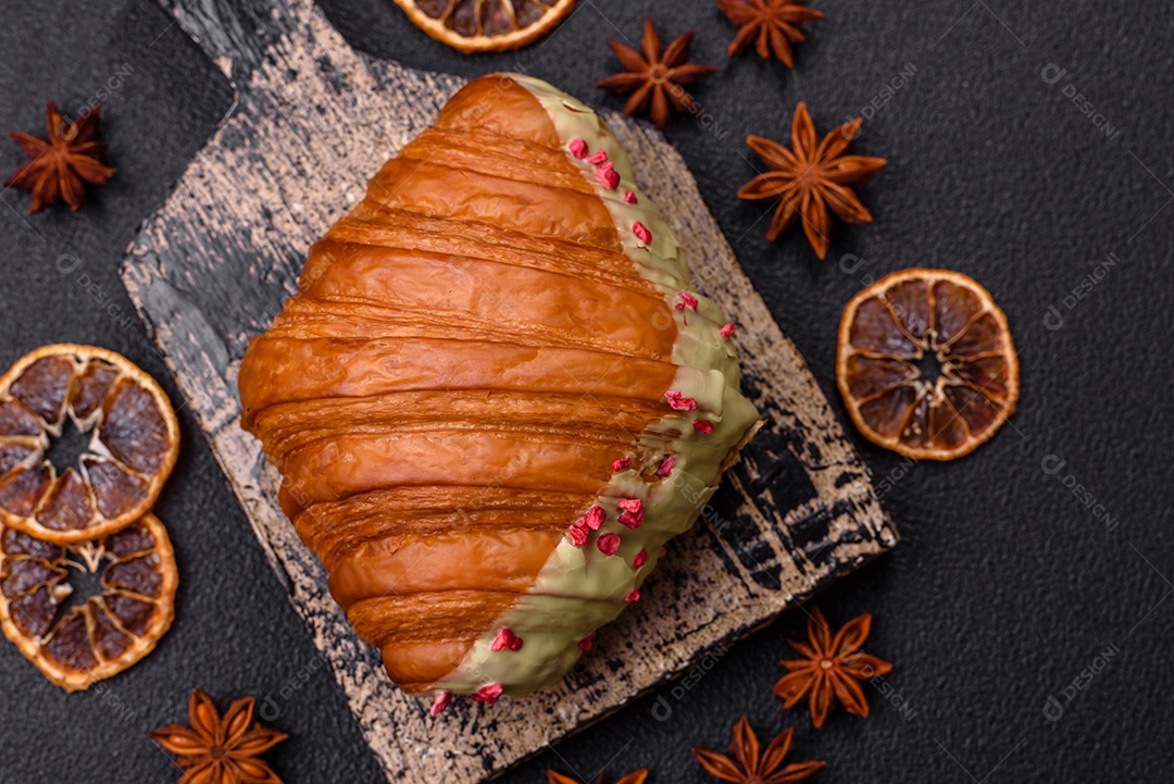 Delicioso croissants em uma mesa de concreto