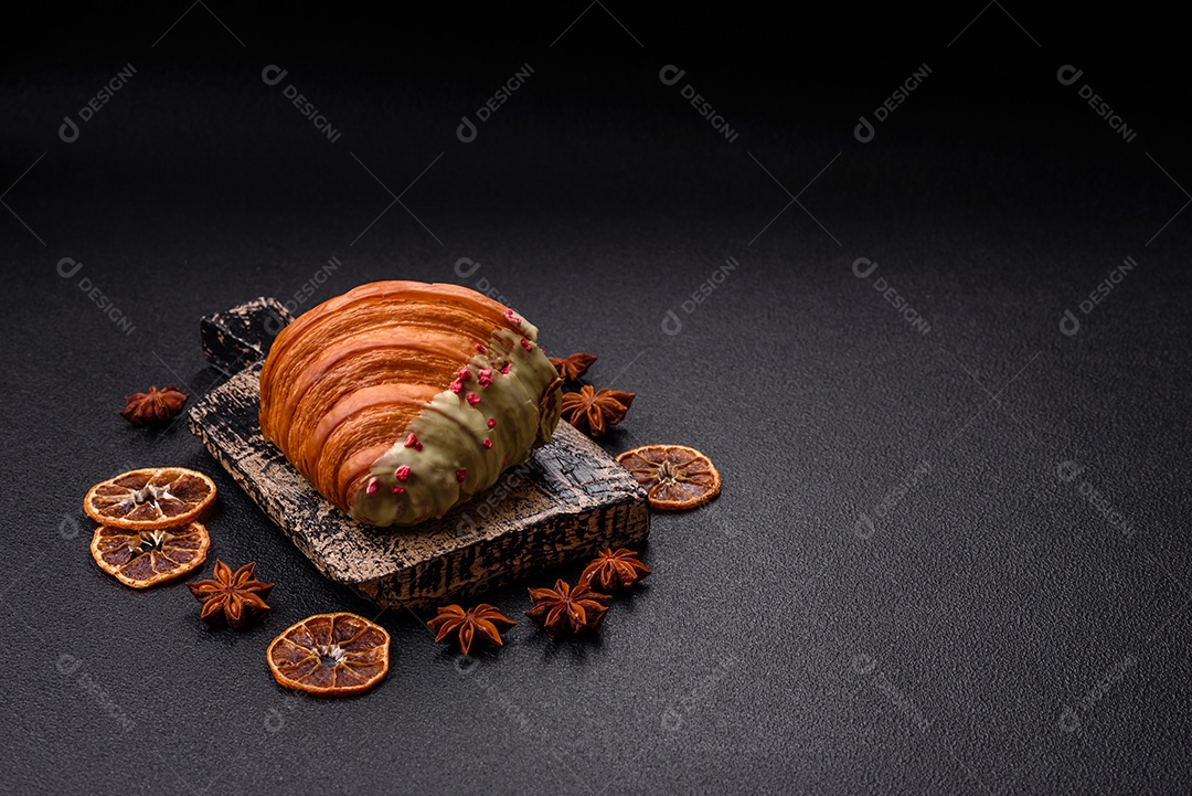 Delicioso croissants em uma mesa de concreto
