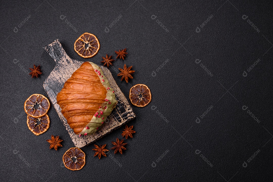 Delicioso croissants em uma mesa de concreto