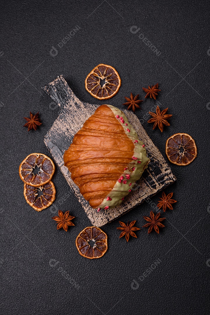 Delicioso croissants em uma mesa de concreto