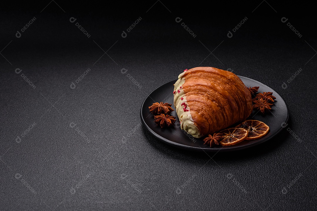 Delicioso croissants em uma mesa de concreto